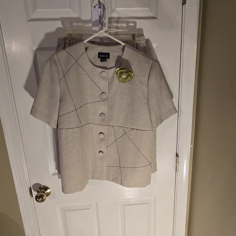 Leslie Fay Women 14P Beige Skirt Suit Short Sleeve Button Jacket Floral Brooch